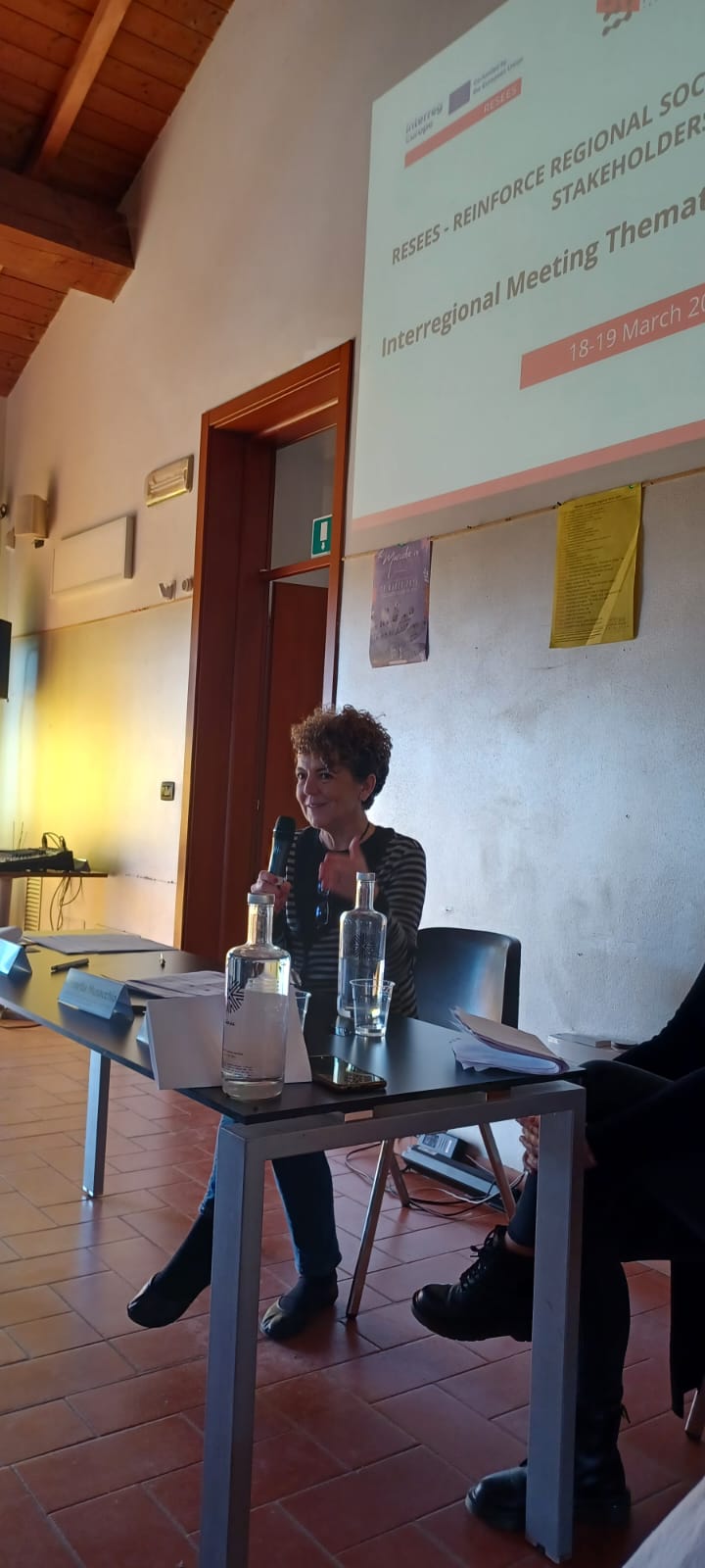 Un'immagine che ritrae mobilia, pavimentazione, pavimento, sedia e scrivania.