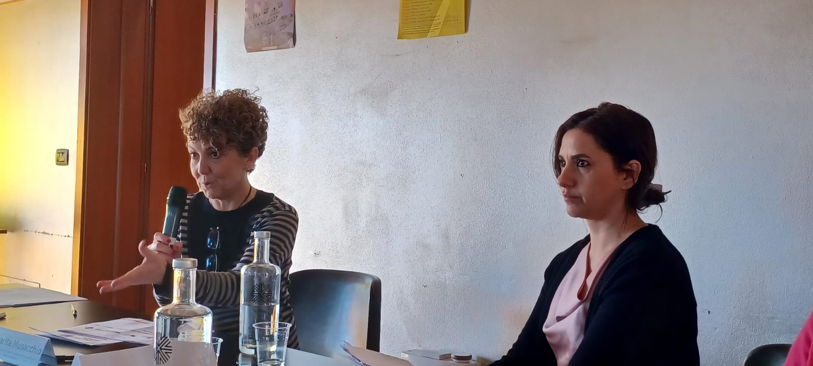 Un'immagine che ritrae capelli, capispalla, mobilia, dispositivo elettronico e polso.