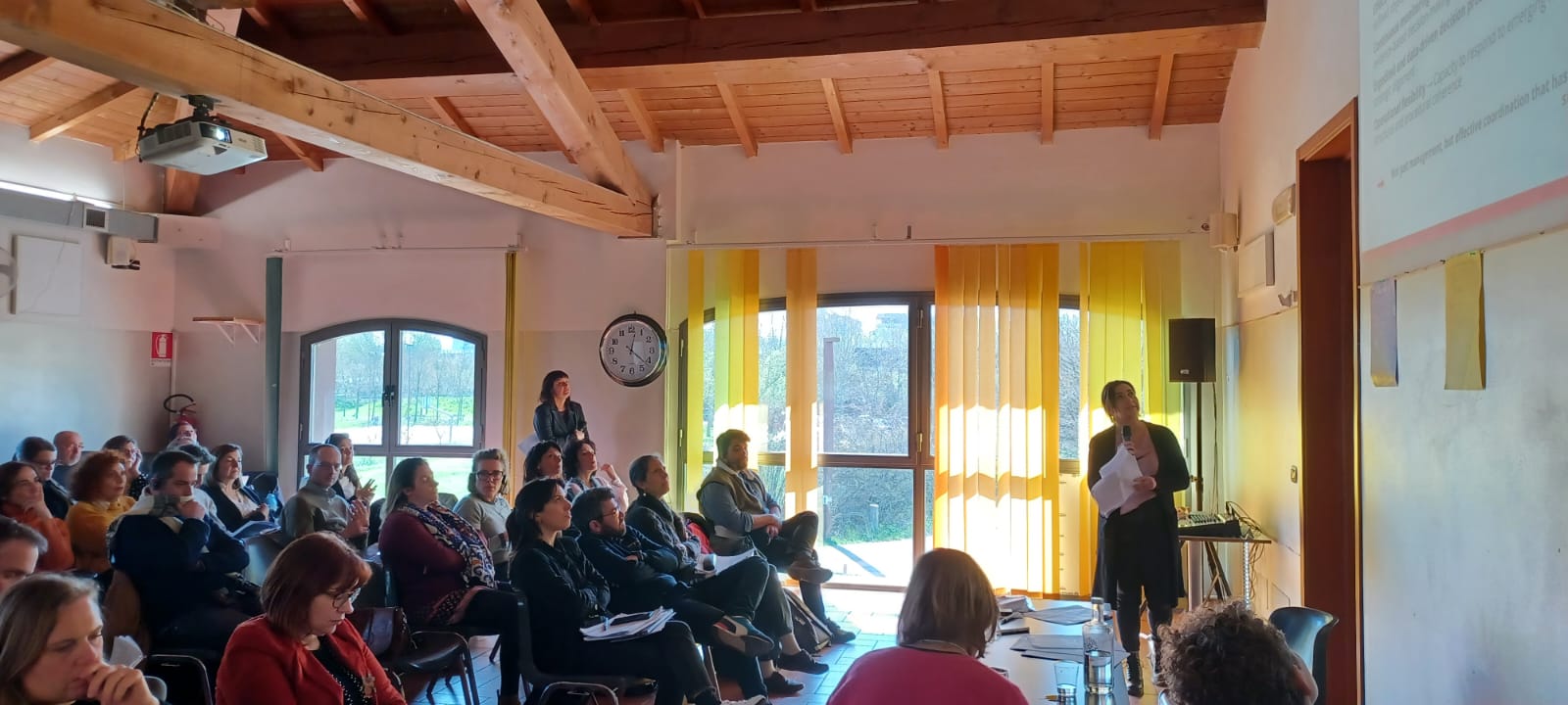 Un'immagine che ritrae jeans, mobilia, gruppo sociale, condivisione e sedia.