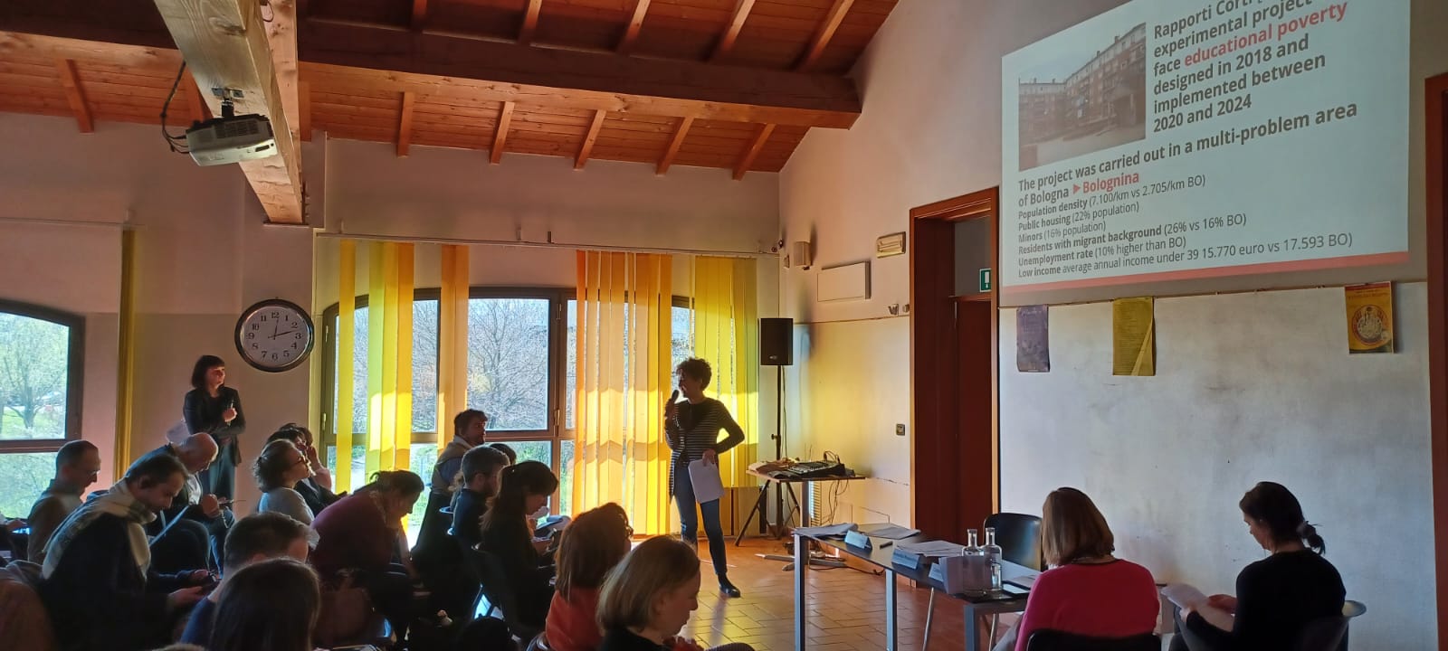 Un'immagine che ritrae mobilia, jeans, comunità, design d'interni e sedia.