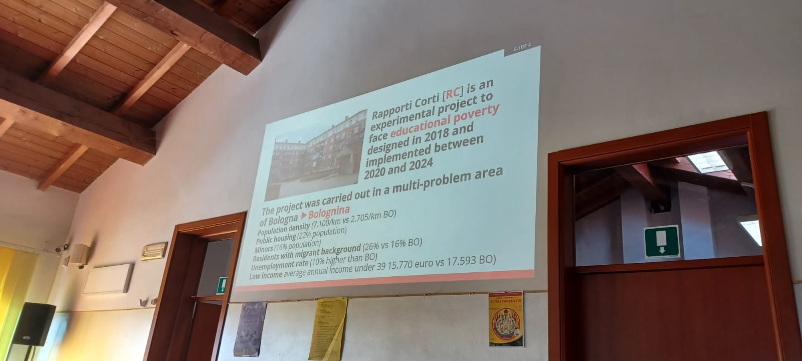 Un'immagine che ritrae soffitto, mordente per legno, legno duro, vernice e trasparenza.