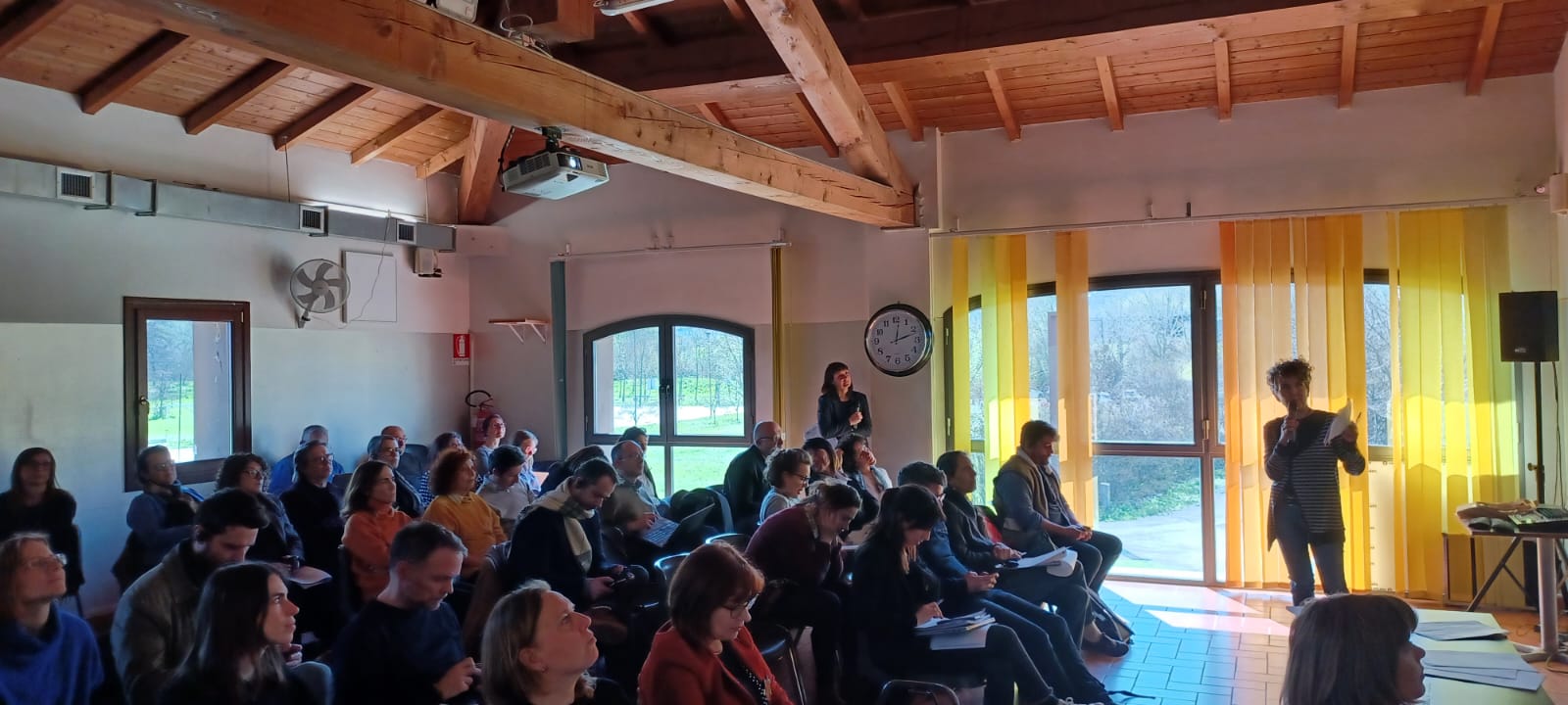 Un'immagine che ritrae jeans, soffitto, sala, tempo libero e sedia.